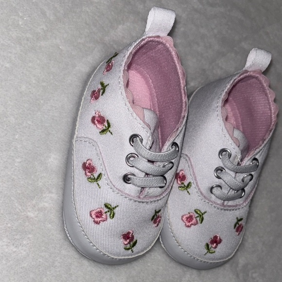 (3 for $10) Laura Ashley Floral Pink and White Kids Shoes - Picture 4 of 7